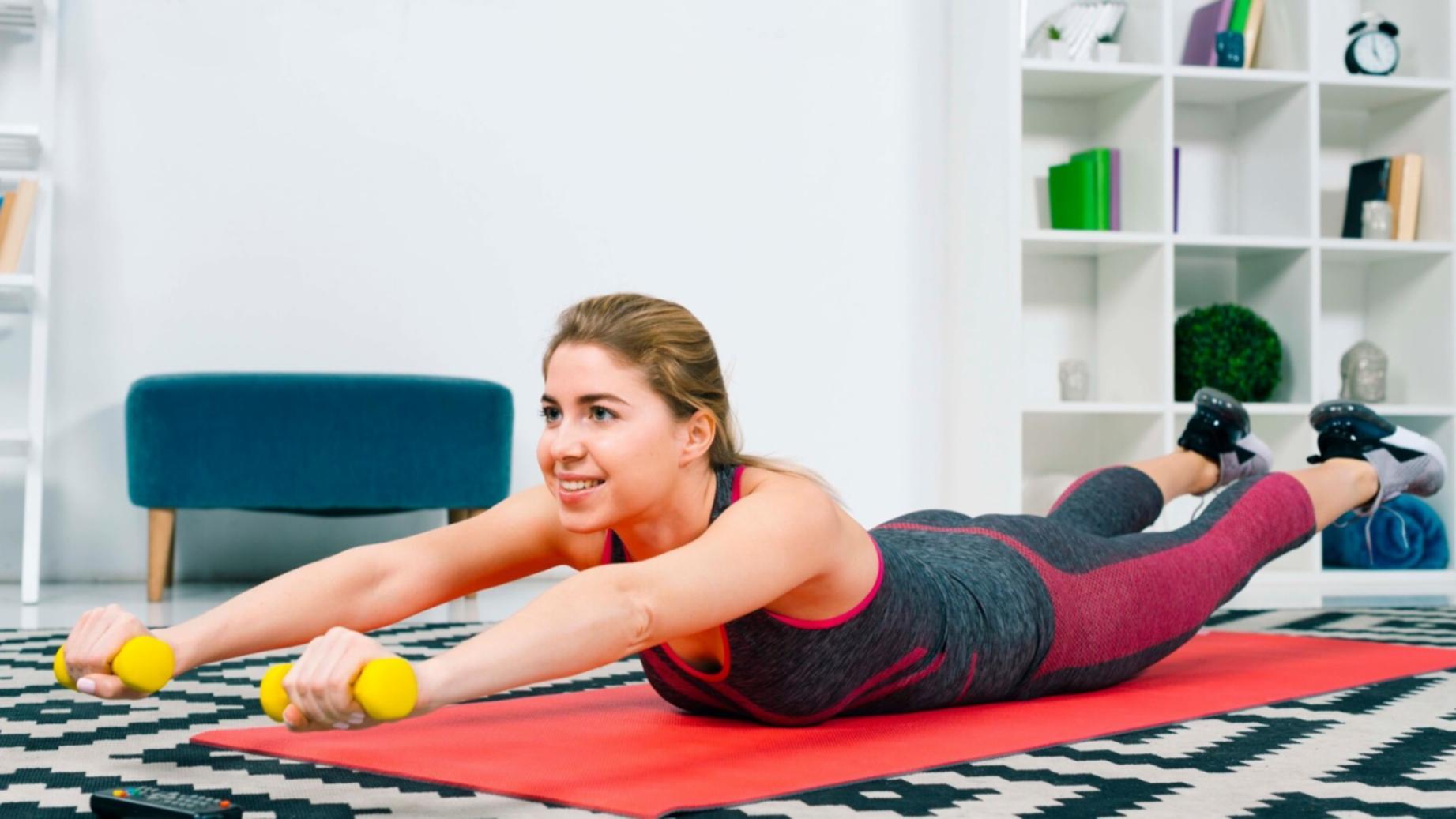 Persona realizando ejercicios de gimnasia en casa con técnica correcta